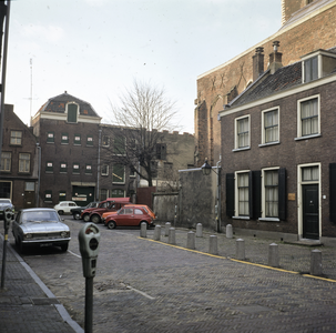 859589 Gezicht op het Buurkerkhof te Utrecht, met op de achtergrond de voorgevels van de pakhuizen Buurkerkhof 6 ...